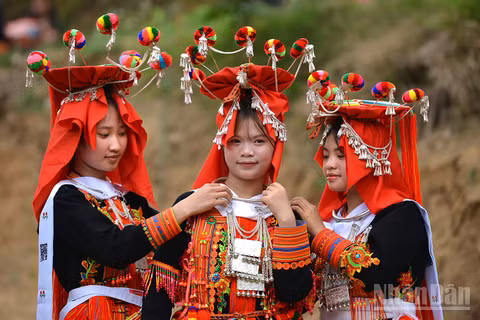Trang phục cô dâu người Dao Tuyển tại bản Giao Chản, xã Khổng Lào, tỉnh Lai Châu. (Ảnh: VŨ LINH) 