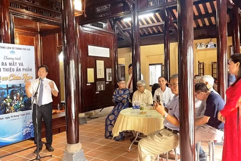 Bảo tàng Lịch sử thành phố Huế vừa phối hợp Câu lạc bộ Ca Huế Thính Phòng tổ chức buổi giới thiệu tập sách “Lời ca châu ngọc” do nhà thơ Võ Quê sưu tầm, biên soạn.