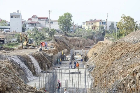 Mỗi ngày có hàng trăm công nhân, thiết bị đang tập trung thi công các gói thầu thuộc dự án đường Động lực Điện Biên.