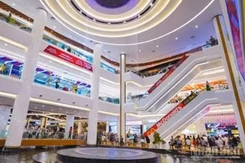 Trung tâm thương mại đang tích cực đổi mới để thu hút nhiều khách hàng hơn. (Ảnh: PV)