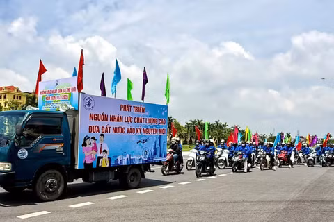 Thanh niên diễu hành hưởng ứng mít tinh kỷ niệm Ngày Dân số Thế giới 2026 tại Hương Yên ngày 10/7/2026. (Ảnh: PV)