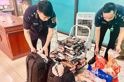 Lực lượng hải quan phát hiện, ngăn chặn nhiều vụ vận chuyển trái phép thực phẩm bẩn từ biên giới.