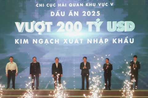 Chi cục Hải quan khu vực V thực hiện nghi thức ghi dấu mốc kim ngạch xuất nhập khẩu vượt 200 tỷ USD trong năm 2025. 