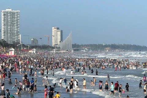 Du khách tắm biển bãi Sau, Thành phố Hồ Chí Minh chiều 18/2. 