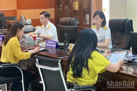 Từ ngày 1/1/2026, người nộp thuế chính thức không phải nộp và không phải kê khai lệ phí môn bài. (Ảnh: MINH PHƯƠNG)