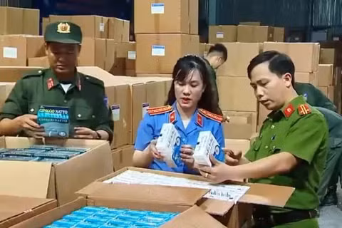Cơ quan chức năng kiểm tra tại kho hàng Công ty MediPhar. (Ảnh: Bộ Công an)