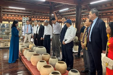 Ngài Pavlin Todorov - Đại sứ Bulgaria cùng các chuyên gia, nhà nghiên cứu văn hóa của Việt Nam đang lắng nghe Bà Nguyễn Thanh Hiền, Giám đốc Bảo tàng gốm Tam Thọ giới thiệu về các hiện vật trưng bày tại bảo tàng. 