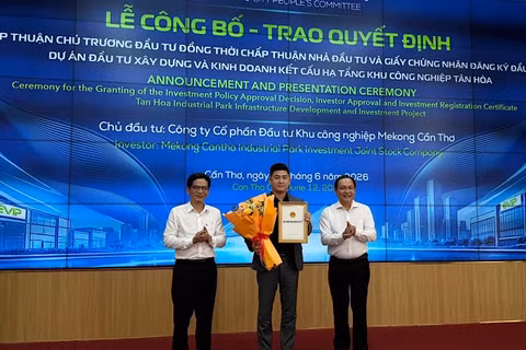 Lãnh đạo Cần Thơ trao chủ trương đầu tư khu công nghiệp cho nhà đầu tư.