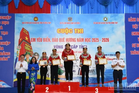 Trao giải Nhất, Nhì, Ba cho các em học sinh tham gia cuộc thi. 