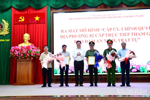 Đồng chí Phạm Thành Ngại trao Quyết định thành lập mô hình “Cấp ủy, chính quyền địa phương hai cấp trực tiếp tham gia bảo đảm an ninh trật tự”. 