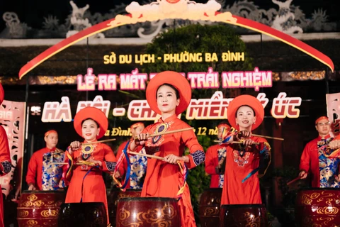 Biểu diễn nghệ thuật trong lễ trong chương trình quảng bá điểm đến Đảo Ngọc-Trúc Bạch và ra mắt tour du lịch trải nghiệm "Hà Nội-Chạm miền ký ức" tại Đền Quán Thánh.