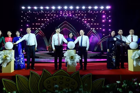 Các đại biểu nhấn nút khai mạc Lễ hội Sen Hà Nội 2026.