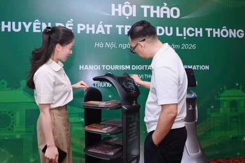 Các đại biểu trải nghiệm những ứng dụng du lịch thông minh tại hội thảo.