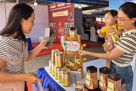 Người dân phường Long An mua hàng hóa không dùng tiền mặt.