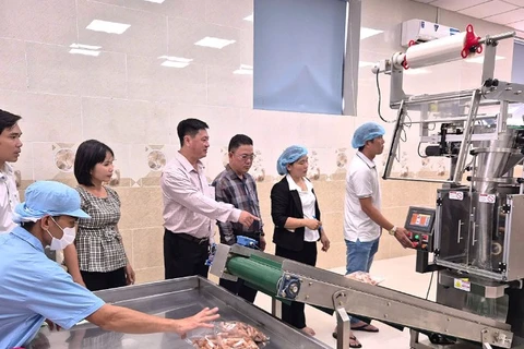 Trung tâm Khuyến công và Xúc tiến thương mại Tây Ninh tổ chức nghiệm thu hai máy đóng gói tại Công ty Trách nhiệm hữu hạn thương mại tổng hợp Cô Út (phường Khánh Hậu)