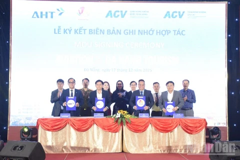 Sở Văn hóa, Thể thao và Du lịch Đà Nẵng ký kết biên bản với các đơn vị hàng không. (Ảnh: ANH ĐÀO)