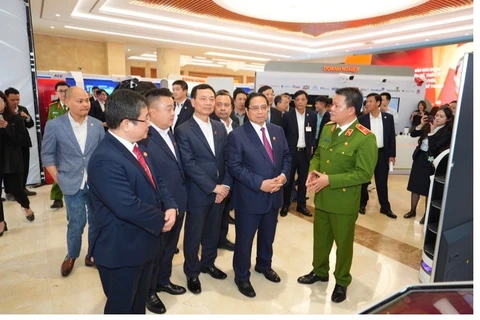 Thủ tướng Phạm Minh Chính ghé thăm gian triển lãm của Bảo Minh tại buổi hội nghị