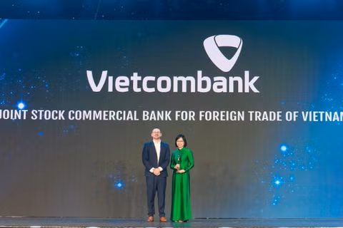 Bà Tô Thị Phương Dung - Trưởng Phòng Chính sách & Kế hoạch nhân sự đại diện Vietcombank nhận cúp "Harmonia" từ Ban tổ chức.