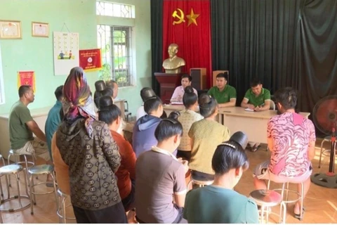 Cán bộ Ngân hàng Chính sách-Xã hội Điện Biên tuyên truyền và tư vấn mở tài khoản ngân hàng đến chủ rừng trên địa bàn các xã thuộc khu vực huyện Nậm Pồ cũ.