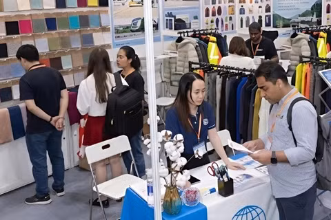 Khách tham quan đang trao đổi tại Triển lãm Global Sourcing Fair Việt Nam 2025