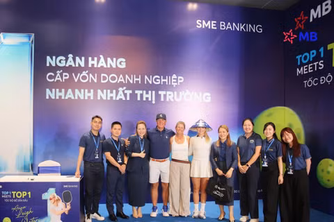 Đại diện lãnh đạo MB và vận động viên Anna Leigh Waters tại buổi giao lưu.