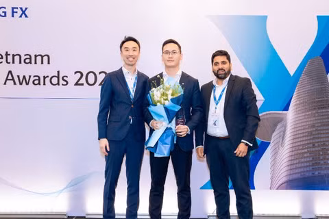 Đại diện Vietcombank chụp ảnh lưu niệm sau khi nhận giải thưởng tại Lễ trao giải Vietnam FX Awards 2026