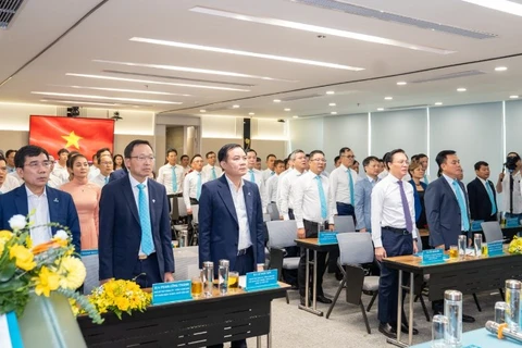 Các đại biểu thực hiện nghi thức chào cờ trước khi bước vào chương trình hội nghị.