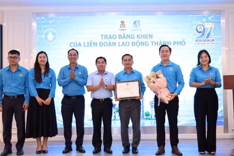 Đại diện Liên đoàn Lao động Thành phố Hồ Chí Minh trao bằng khen cho tập thể Công đoàn Tổng Công ty Cấp nước Sài Gòn-Trách nhiệm hữu hạn một thành viên.