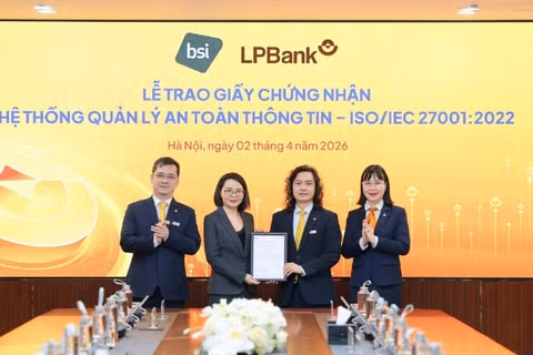 Ông Lưu Danh Đức, Phó Tổng Giám đốc phụ trách Khối Công nghệ thông tin LPBank nhận chứng nhận quốc tế ISO/IEC 27001:2022 từ đại diện của Viện Tiêu chuẩn Anh (BSI).