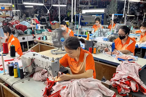 Người lao động tại cơ sở sản xuất áo thi đấu thể thao của Công ty cổ phần Tập đoàn thể thao Động Lực. (Ảnh: THU THÚY)