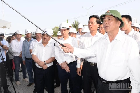 Bộ trưởng Xây dựng Trần Hồng Minh kiểm tra tiến độ Dự án mở rộng cao tốc Thành phố Hồ Chí Minh-Trung Lương-Mỹ Thuận.
