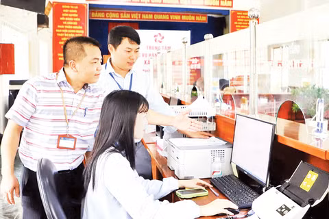 Các cán bộ tại Trung tâm dịch vụ hành chính công xã Tà Năng (Lâm Đồng) hỗ trợ nhau thực hiện nhiệm vụ.