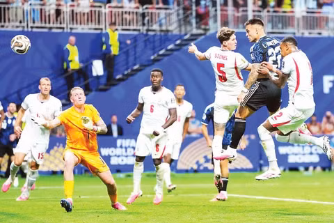 Argentina thắng Anh (áo trắng) 2-1 để tiến vào chung kết. (Ảnh: TÂN HOA XÃ)