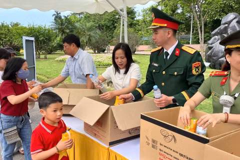 Sở Du lịch Hà Nội tặng bánh và nước uống cho khách đến viếng Lăng Chủ tịch Hồ Chí Minh.