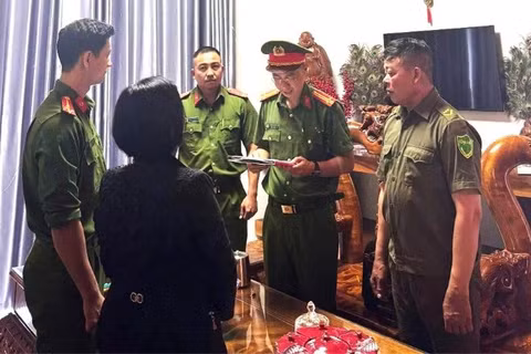 Cơ quan Cảnh sát điều tra (Phòng Cảnh sát kinh tế), Công an tỉnh Đắk Lắk thi hành Quyết định khởi tố vụ án, khởi tố bị can đối với bà M.T.H. (Ảnh: Công an tỉnh Đắk Lắk)