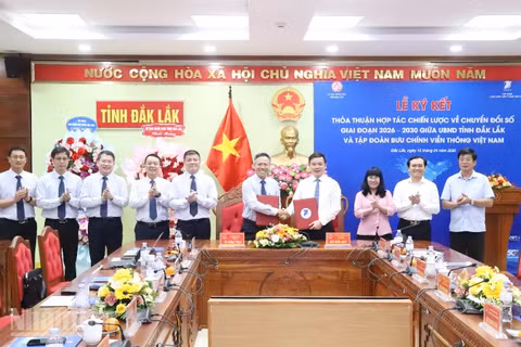 Lãnh đạo Ủy ban nhân dân tỉnh Đắk Lắk và Tập đoàn Bưu chính Viễn thông Việt Nam trao văn bản ký kết hợp tác.