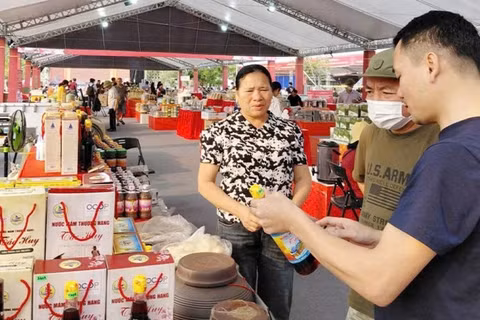 Người tiêu dùng tìm hiểu, mua sắm các sản phẩm OCOP, đặc sản làng nghề tại chương trình. 