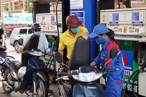 Các cửa hàng bán lẻ xăng dầu được yêu cầu chấp hành đúng quy định trong kinh doanh.