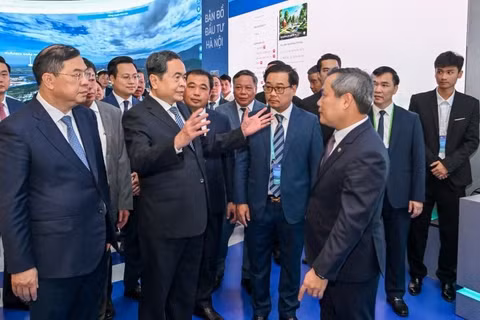 Chủ tịch Quốc hội Trần Thanh Mẫn tham quan khu giới thiệu Quy hoạch tổng thể Thủ đô Hà Nội tầm nhìn 100 năm.