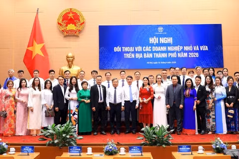 Lãnh đạo thành phố Hà Nội cùng đại diện các doanh nghiệp nhỏ và vừa trên địa bàn Thủ đô.