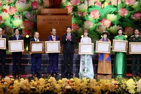 Nữ doanh nhân, Tiến sĩ Nguyễn Thị Phương Thảo đón nhận danh hiệu Anh hùng Lao động thời kỳ mới. (Ảnh: PV)