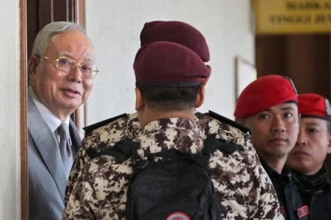 Cựu Thủ tướng Malaysia Najib Razak (thứ nhất bên trái) được nhìn thấy tại Kuala Lumpur, Malaysia, ngày 22/12/2025. (Ảnh: Bernama/THX)