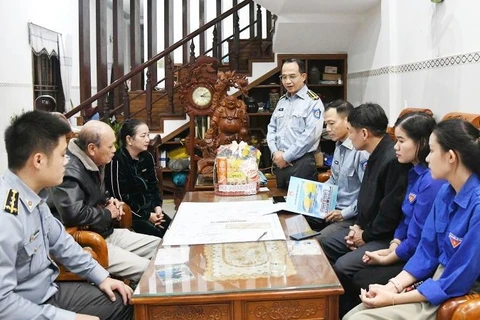 Chi đội Kiểm ngư số 3 và chính quyền địa phương thăm hỏi gia đình chủ tàu cá gặp nạn.