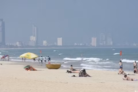 Tháng Sáu hằng năm, Thành phố Đà Nẵng luôn thu hút đông khách du lịch với biển xanh, cát trắng, nắng vàng và những sự kiện lễ hội sôi động. (Ảnh: ANH ĐÀO)
