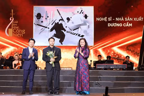 Nhạc sĩ Dương Cầm (đứng giữa) tại lễ nhận giải thưởng "Ấn tượng Cống hiến" của Giải Cống hiến năm 2026.