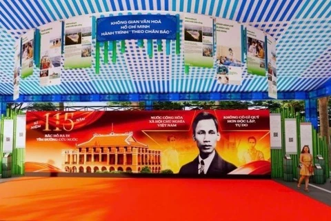 Không gian “Văn hóa Hồ Chí Minh-Hành trình theo chân Bác” phục vụ nhân dân và khách tham quan, tìm hiểu lịch sử tại lễ hội.