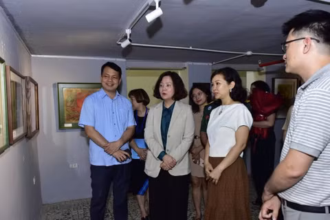 Các đại biểu trao đổi về những tác phẩm tiêu biểu trong triển lãm.