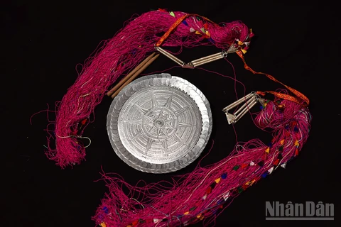 Đĩa bạc bên trong chiếc mũ truyền thống của phụ nữ Dao Tuyển. (Ảnh: ĐẶNG VŨ LINH)