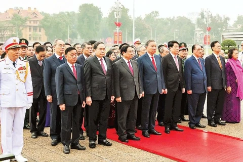 Các đồng chí lãnh đạo, nguyên lãnh đạo Đảng, Nhà nước vào Lăng viếng Chủ tịch Hồ Chí Minh. (Ảnh: THẾ ĐẠI)