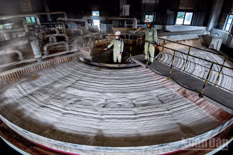 Mặc dù gặp khó khăn trong công tác giải phóng mặt bằng các khai trường, nguồn quặng nguyên khai còn có những lúc thiếu hụt...nhưng Công ty Nhôm Đắk Nông - TKV đã có những giải pháp linh hoạt, điều hành hoạt động nhà máy vận hành sản xuất bảo đảm theo kế hoạch.